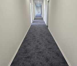 Bürogebäude – Teppichboden Flur und Zimmer fertig