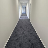 Bürogebäude – Teppichboden Flur und Zimmer fertig